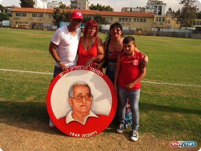 סמל הקבוצה מוענק לאייל גולן ומשפחתו (ליאור לפוק)