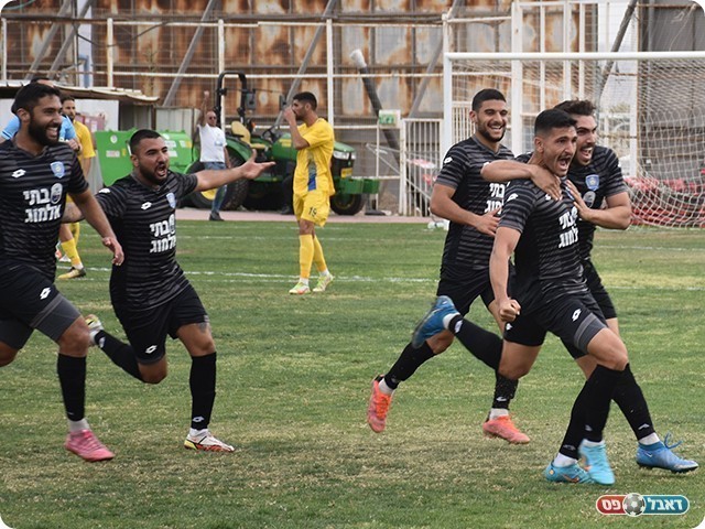 שחקני אילת חוגגים ניצחון יקר מול יבנה (רון בלומנטל - RB photographer)