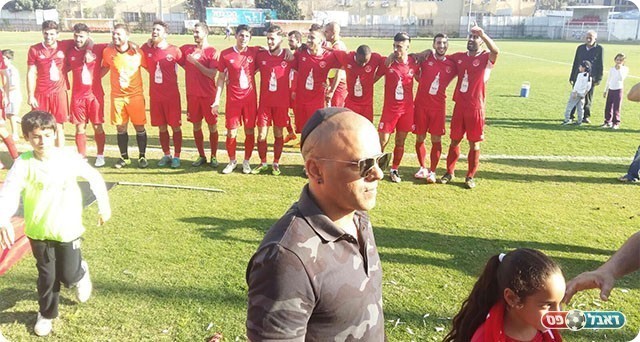 אייל גולן יחד עם שחקני מרמורק בסיום