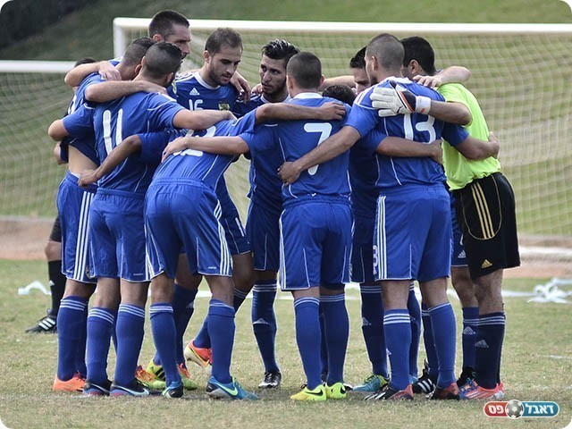 שחקני כרמיאל/צפת בפתיחת המשחק (ארנון לוי)