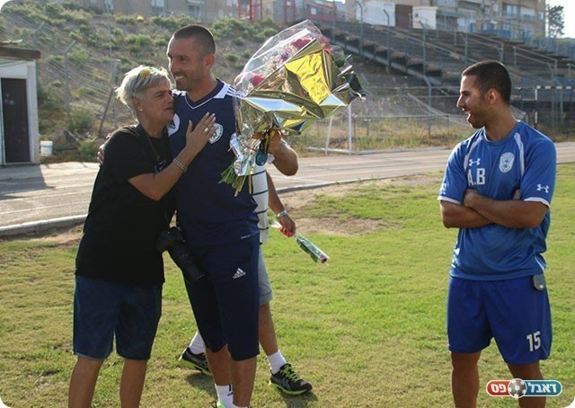המאמן מקבל פרחים מאוהדי טבריה (עודד חסין)