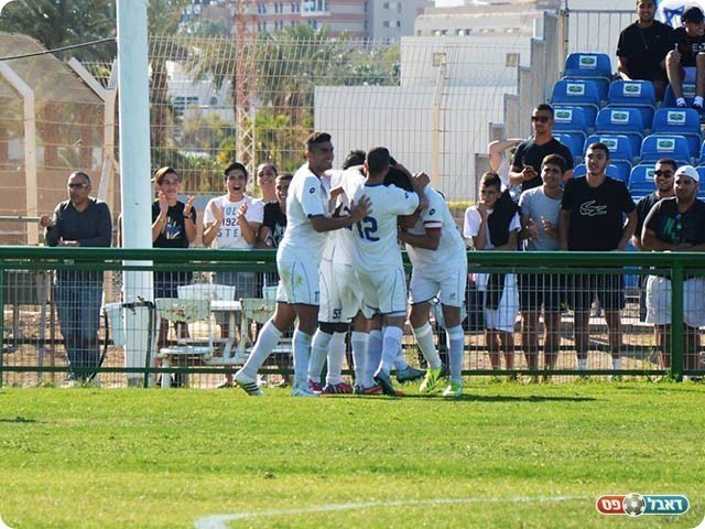 שחקני אילת חוגגים ניצחון יקר (פרנסיסקו דיסטסיו)