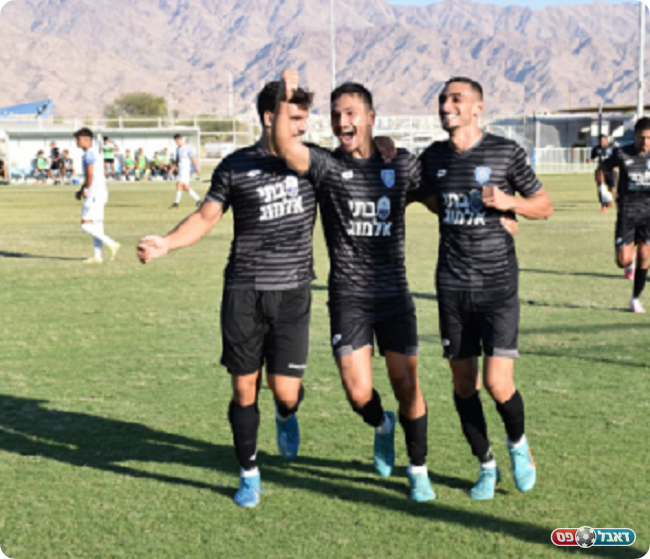 יחגגו גם בכפר סבא? שחקני בני אילת חוגגים כיבוש שער (רון בלומנטל - RB PHOTOGRAPHER)