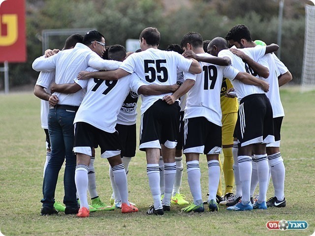 שחקני מגדל העמק יחד עם מאמנם איתן טייב (ארנון לוי)