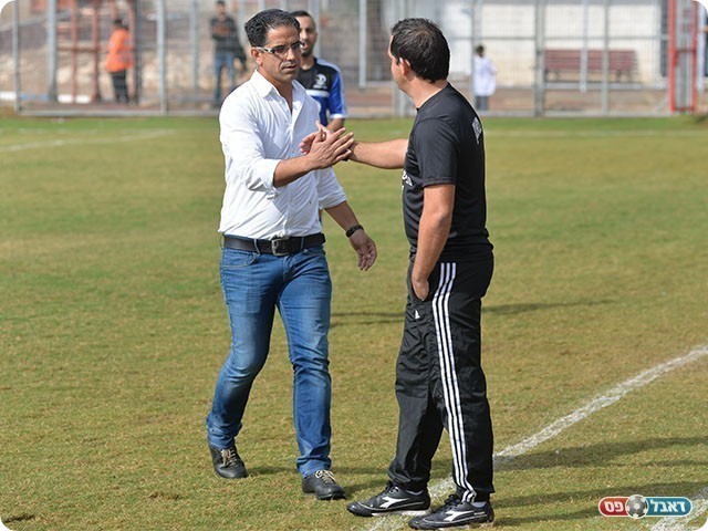 איתן טייב ותומר אסולין, מאמני שתי הקבוצות בתחילת המשחק (קובי פורטל)