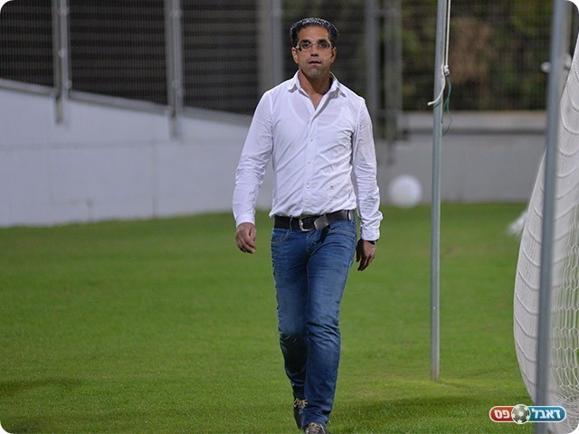 איתן טייב עושה את דרכו ליציע (ארנון לוי)