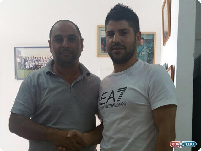 אליאור אוחיון במעמד החתימה