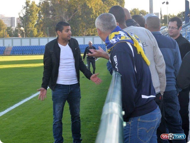 מאמן יבנה אלי כהן בשיחה עם האוהדים בסיום (חסדאי כהן)