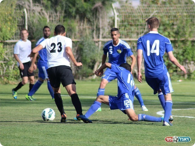 אלישע מנסה לעצור את דרעי (עודד חסין)