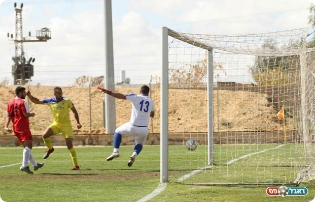 אלמקייס נוגח פנימה (מוטי קדוש)