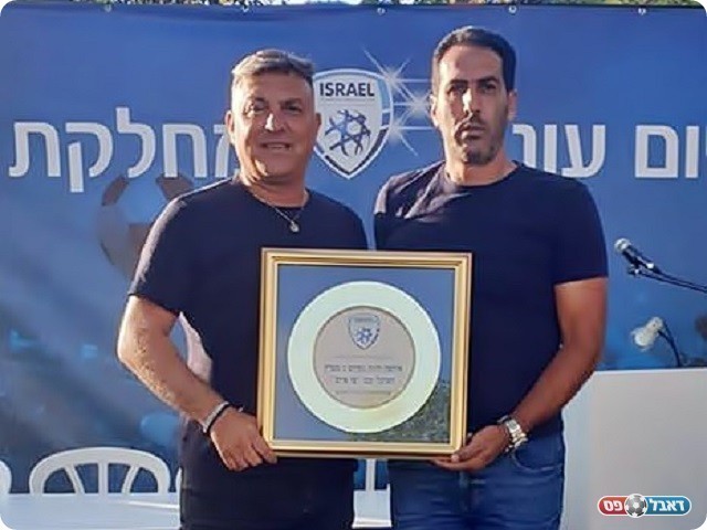 עבודה מקצועית ברוכה בקבוצת הבוגרים ובמחלקת הנוער. איציק טוויזר (מימין) לצידו של שמוליק אמירה (מדיה הפועל עכו)