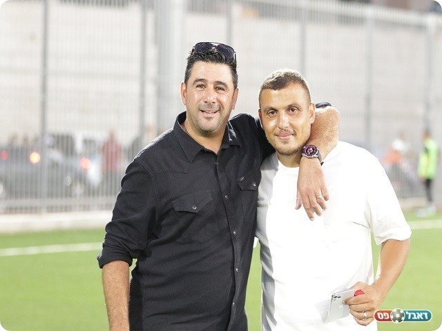 החברות מעל הכל. פיראס מוגרבי ואמיר כהן בסיום המשחק (דאפר מאחמיד)