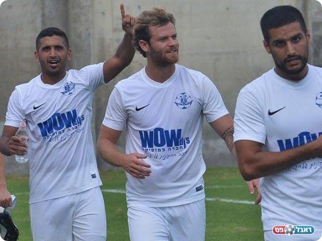 אמרי זייד (במרכז). משחק אדיר שלו (אבי רביבו)