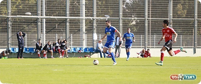 אוחיון דוהר. שחקני מגדל העמק (מאחור) בטוחים שזה הראשון (עדי מלול)