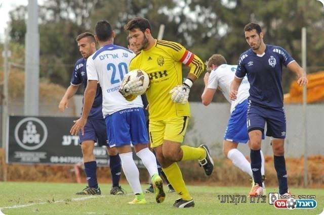 למרות שהצטיין, המצב של מחנה רע מאוד. גל אנגלשטיין בצהוב (קובי רוזן)