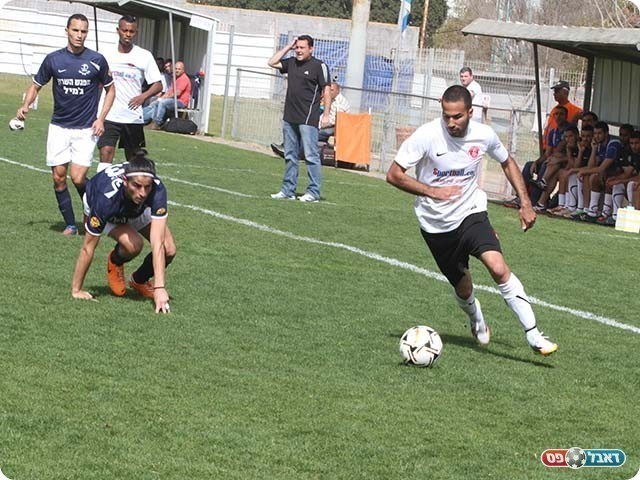 תצוגת כדורגל נהדרת, אסי גומה שוב משאיר את הגנת הרצליה מאחור(צילום: שלומי גבאי)