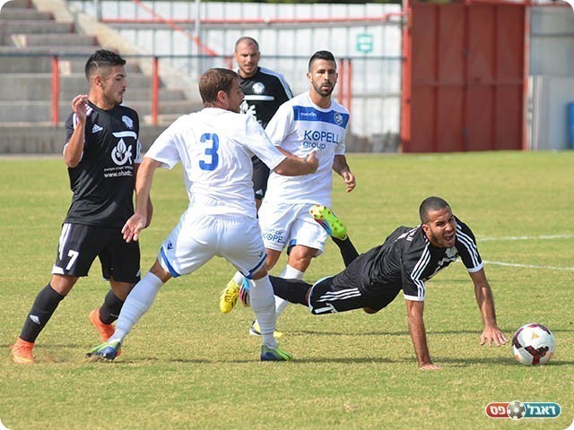אסי גומה (בשחור) מוכשל על ידי קלמנוביץ' (ארנון לוי)