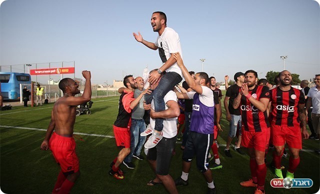 אסי גומה על הכתפיים (שלומי גבאי)