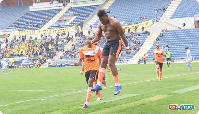 אסף גובזה חוגג (לאה גורליק המקור קריית מלאכי)