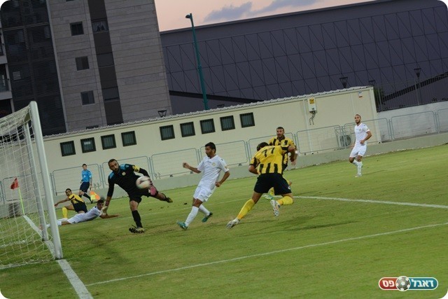 נגיחה חזקה מ-4 מטרים לרשת. עמוס בפעולה (ולדי מויסייב)