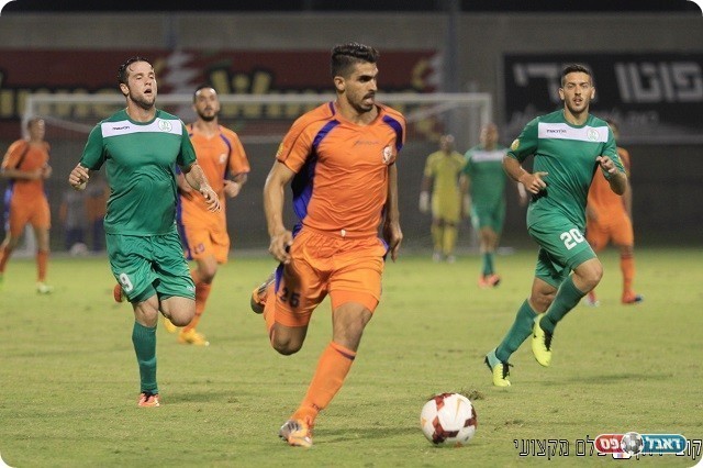 אלקסלסי דוהר (במרכז), אלייקים ומסיקה מנסים להגיע (קובי רוזן)