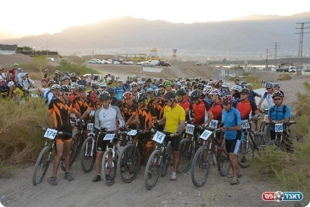 רכיבת אופניים כשהשמש עולה באופק (אילת אין)