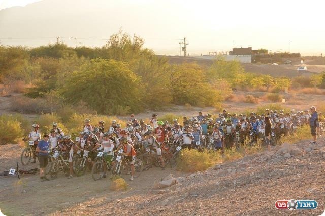 רכיבת אופניים בספורטיאדה. מוקדם בבוקר (אילת אין)