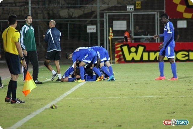 חוגגים את שער היתרון. שחקני עפולה (עודד חסין, באדיבות אתר BEST-BALL)