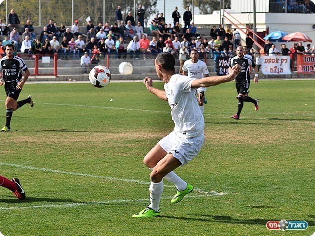 בוארון מוציא כדור רוחב (צילום: ארנון לוי)