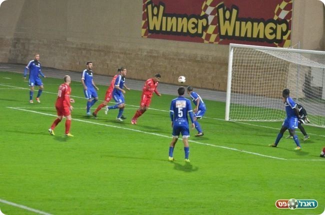 ובוזגלו נוגח את השני (אבי רביבו, באדיבות BEST-BALL)