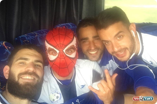 אלון בוזורגי חוגג עם השחקנים