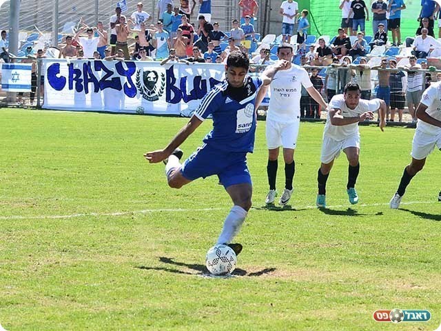 בועט (צילום: ארנון לוי)