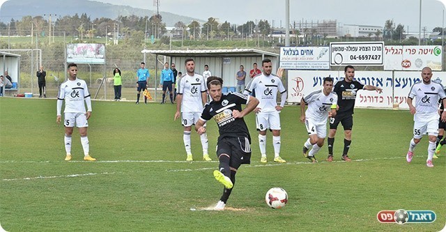 בועט וכובש (ארנון לוי)