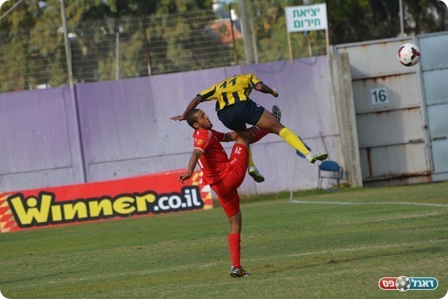 קרב אווירי. טל איילה (בצהוב) ותומר לוי (ולדי מויסייב)