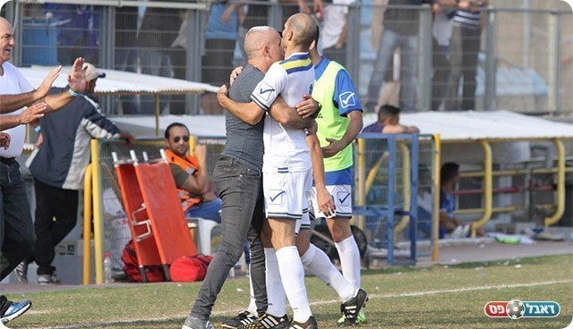 בכר עם השחקנים בסיום הניצחון הגדול (דניאל סטרבורבדיס)