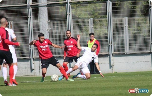 בן עשור מנסה לחלץ את הכדור (שובל ירושלמי)