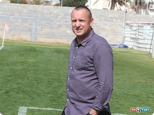 טל בניה מאמן הרצליה, החליט לזעזע את ההרכב (צילום: שלומי גבאי)