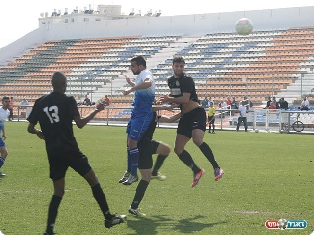 ברדוגו מול שחקני חדרה (צילום: מיכה פישנזון)