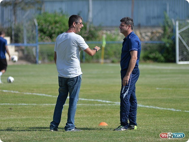 ברוך סער מאמן נשר (משמאל) ופטריסיו סייג מאמן קרית אתא (קובי פורטל)