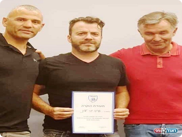 מרוצה, אך לא מסתנוור. שחר בר עוז זוכה לתעודת הוקרה מווילי רוטנשטיינר וסלאח חסארמה על פועלו בתחום הסקאוטינג למען הנבחרות הצעירות