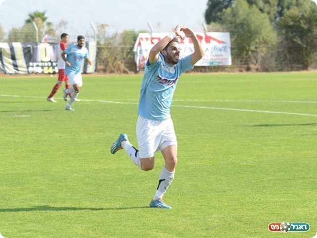 וחוגג (ארנון לוי)