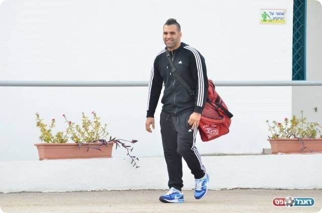 מגיעים למגרש בזה אחר זה. שלומי אלבז (אבי רביבו, BEST-BALL)