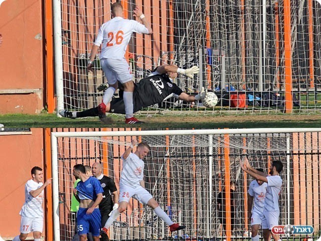 בלומנפלד כובש וחוגג (לירן דורף)