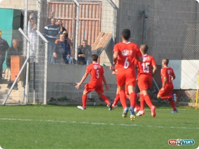 שחקני באקה בחגיגות אחרי הגול הראשון (צילום: אחמד עוויסאת)