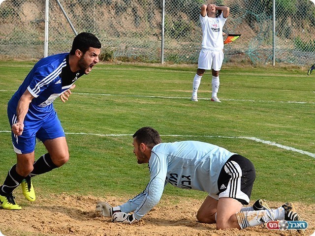 כובש שער השוויון לזכות מגדל העמק אבוחמיס בטירוף (צילום: ארנון לוי)