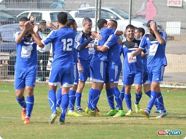 שחקני מגדל חוגגים את הגול הראשון (קובי פורטל)