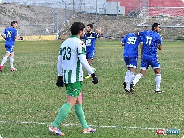 שריקי וג'נח חוגגים אחרי שער היתרון (צילום: ארנון לוי)