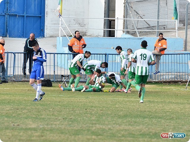 שחקני דליה מקיפים את נסרלאדין (צילום: ארנון לוי)