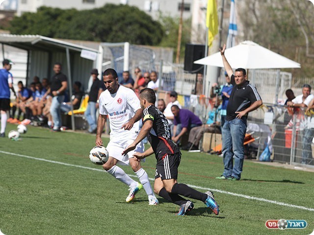 תיקן בבעיטה חופשית מצוינת, גומה (בלבן) (שלומי גבאי)