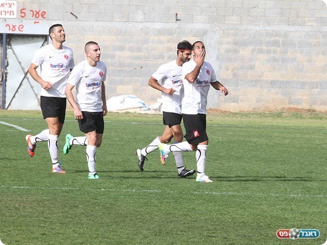 גומה חוגג את הצמד ושולח נשיקה לחברה ליטל (צילום: שלומי גבאי)